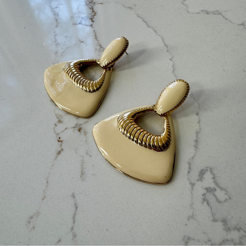 Vintage Mod Enamel Textured Gold Tone Edge Earrings - Picture 2 of 13